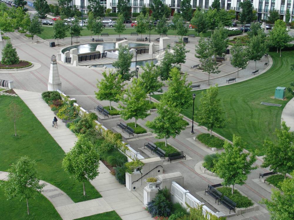 Photo of the park's promenade and fountain.