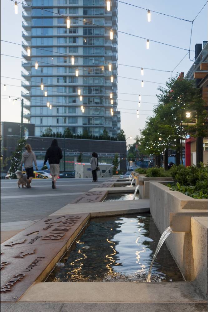 Marine Gateway water feature