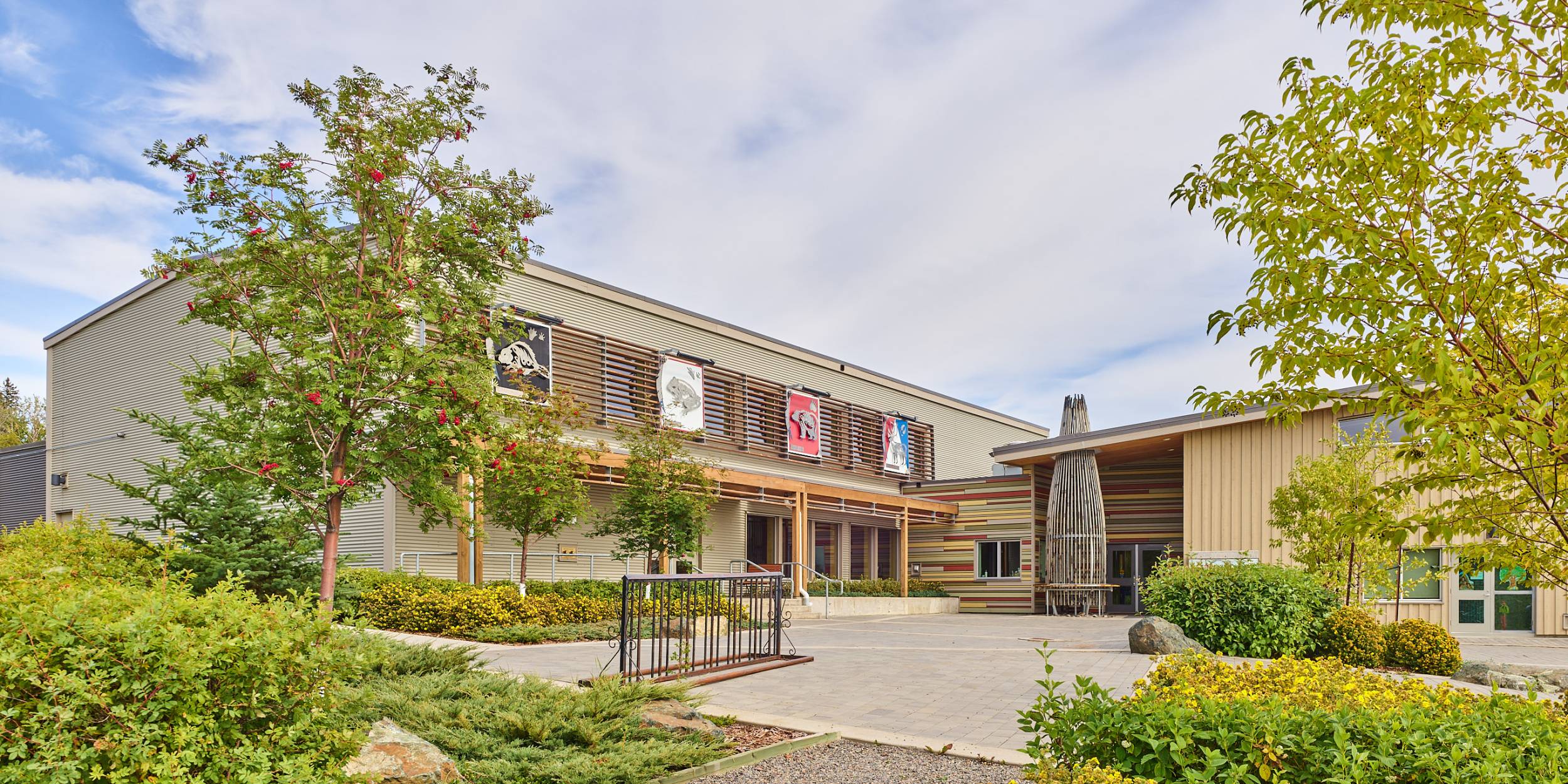 Exterior of Nak'albun School.